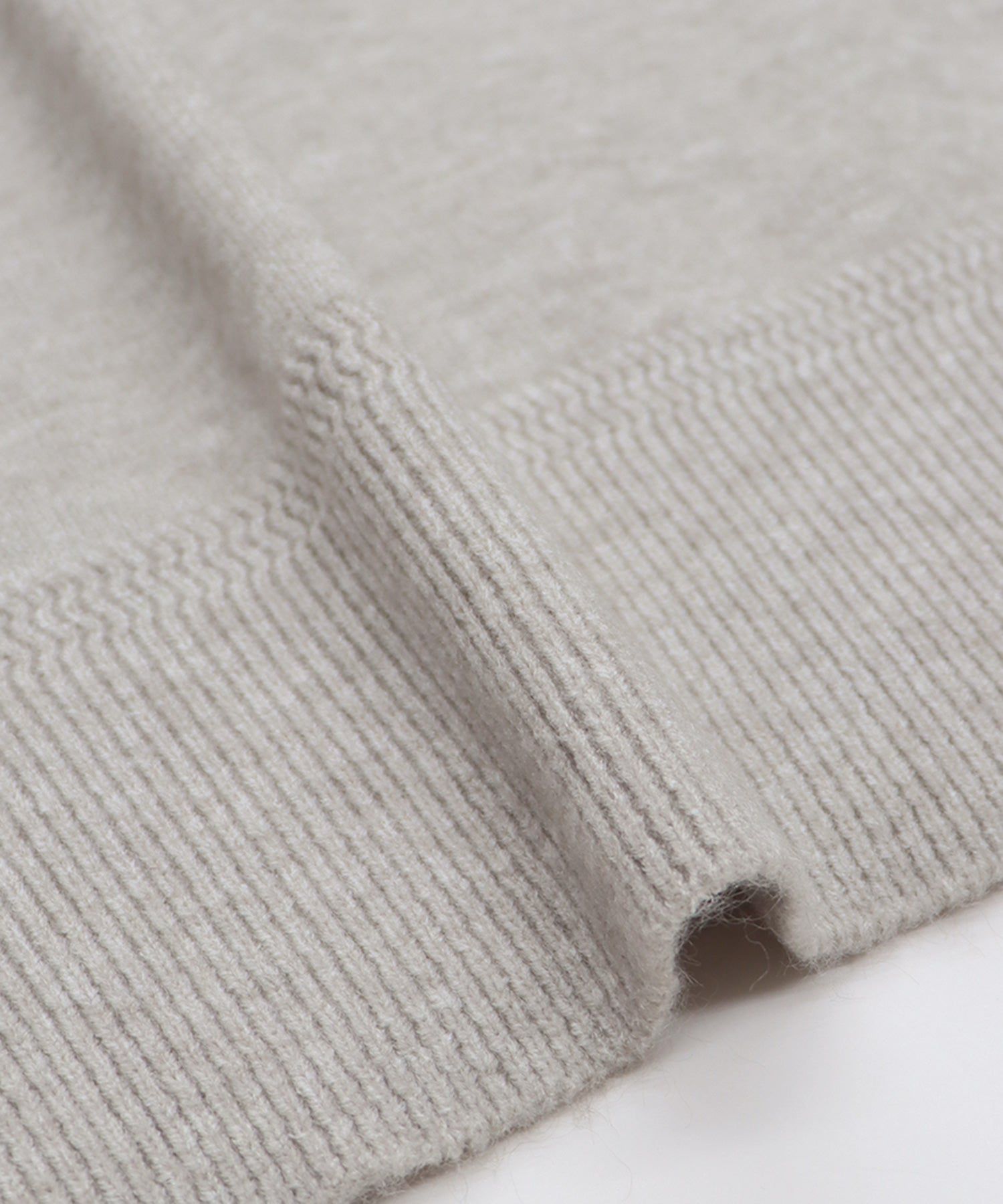 日本 BLUE EAST - 顯瘦V領柔軟針織上衣-黑