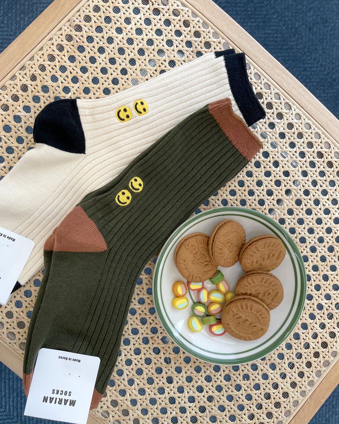 韓國Marian - 笑臉刺繡撞色中筒襪-奶油色 (Free)