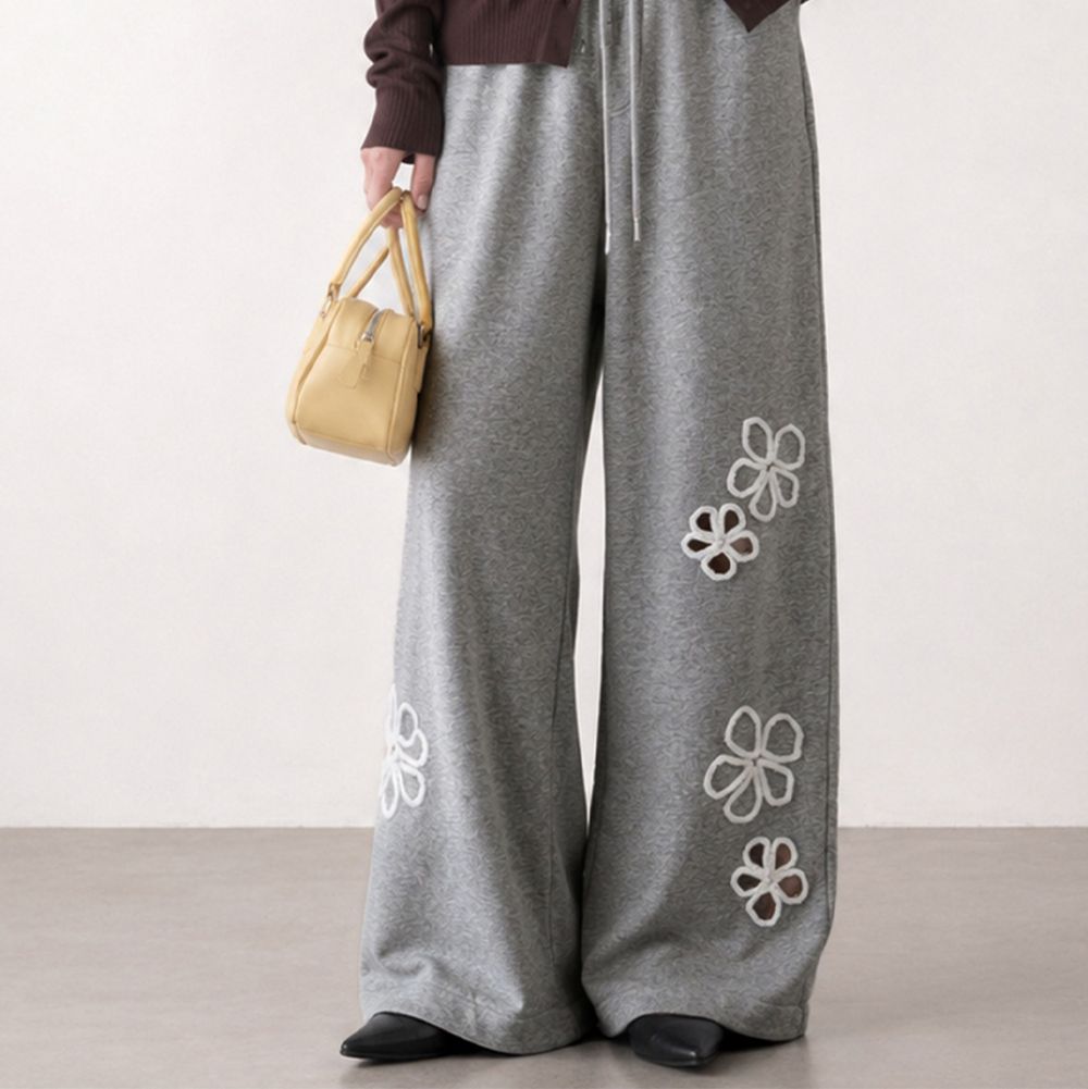 花朵刺繡微鏤空休閒長褲-淺灰