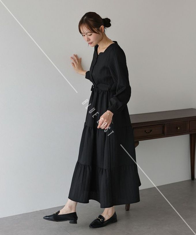 日本 BLUE EAST - 美型桃心領腰綁帶分層泡泡袖洋裝-炭灰