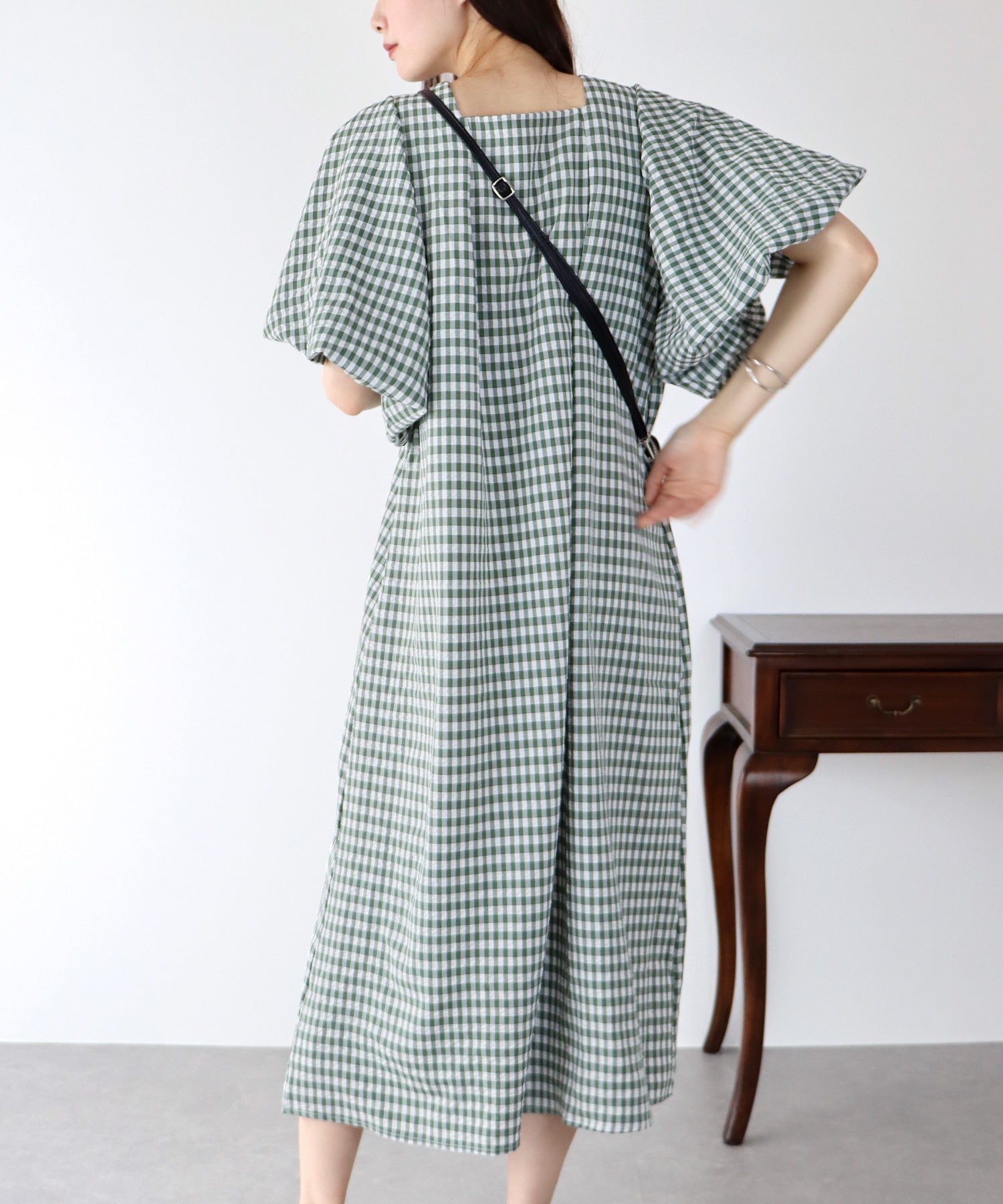 日本 BLUE EAST - 文藝方領大泡泡袖洋裝-格紋-黑