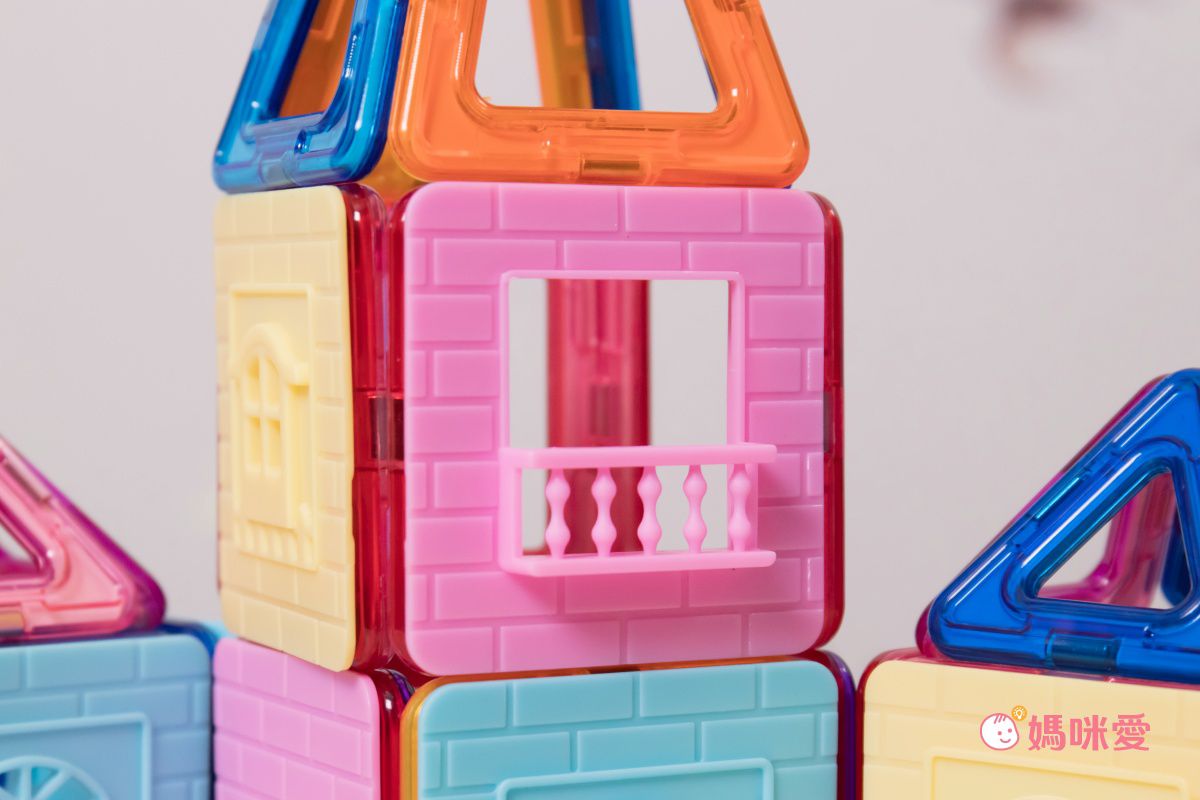 双美生活文創 - 5Q益智磁力片：童話公主城堡-內含14個三角形磁力片+28個正方形磁力片+4個等腰三角形+18個窗台配件+1本造型教學書