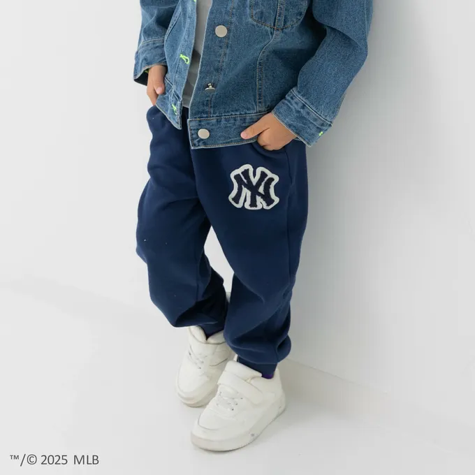 日本 Chil2 - MLB聯名 立體刺繡縮口長褲-紐約洋基-淺灰