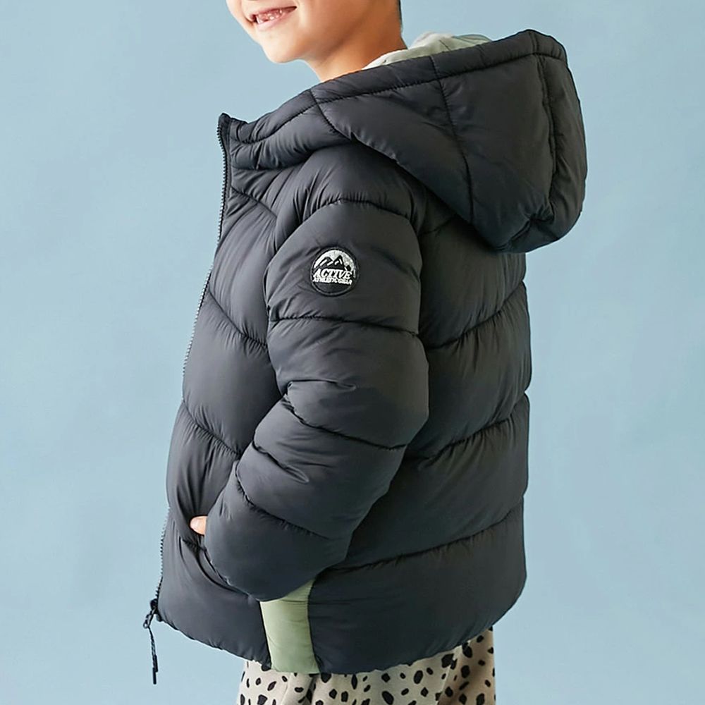 可機洗 輕量連帽保暖羽絨外套-手臂徽章-經典黑