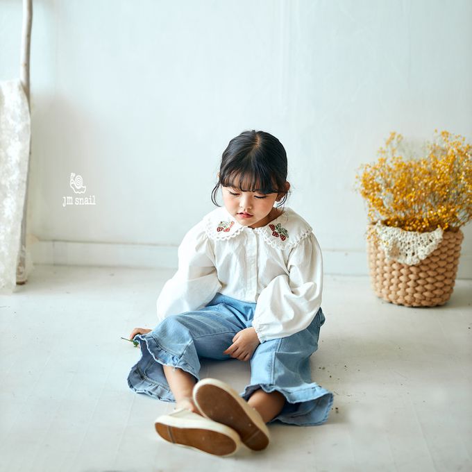 韓國 Jmsnail - 草莓刺繡領點綴澎澎袖襯衫-藍