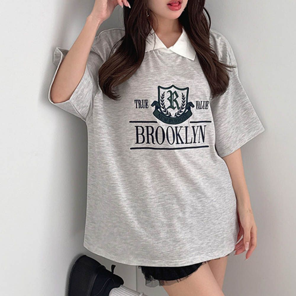 學院風徽章印花寬五分袖上衣-燕麥灰 (F)