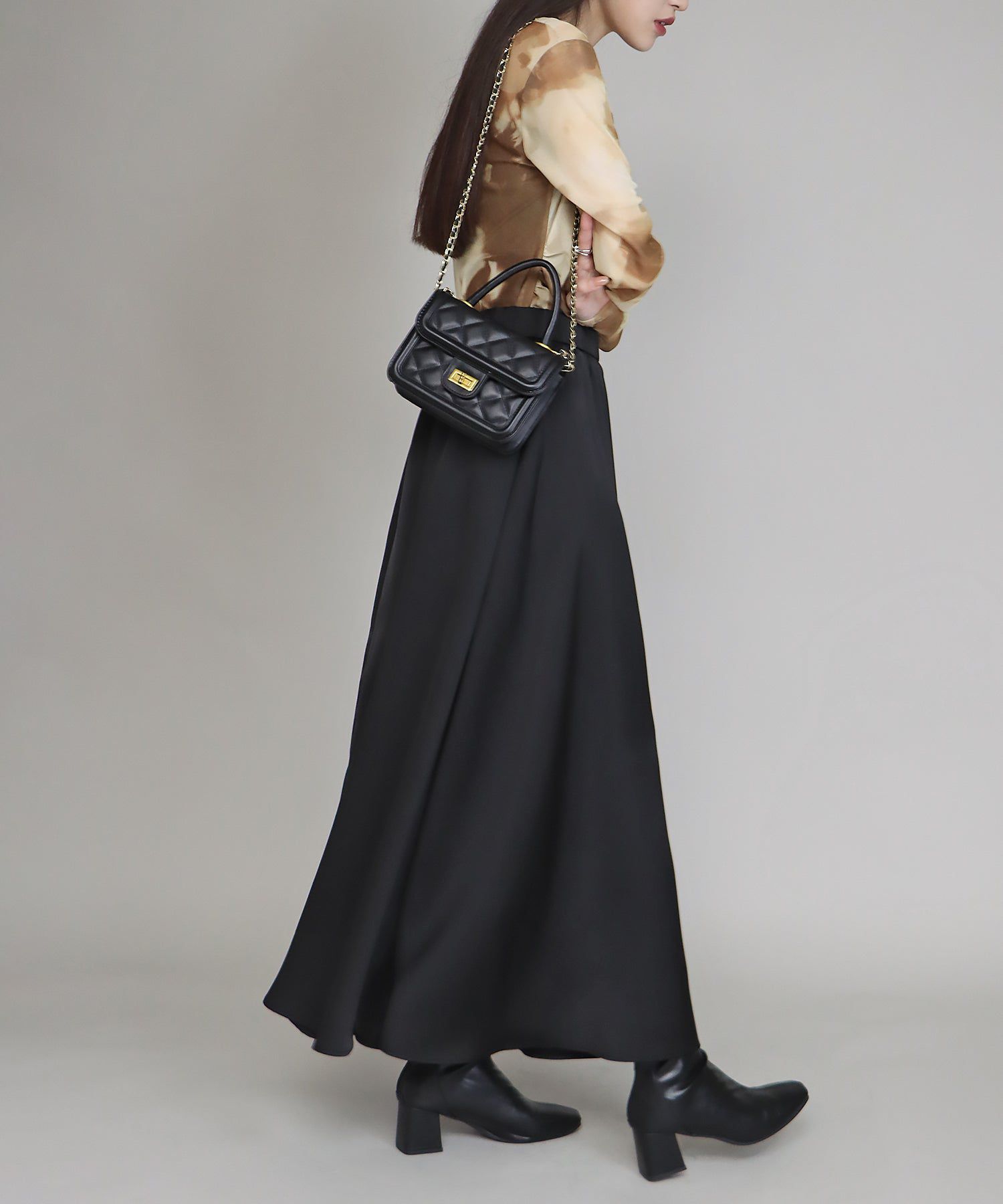 日本 BLUE EAST - 柔軟緞面光澤修身長裙-淺米杏