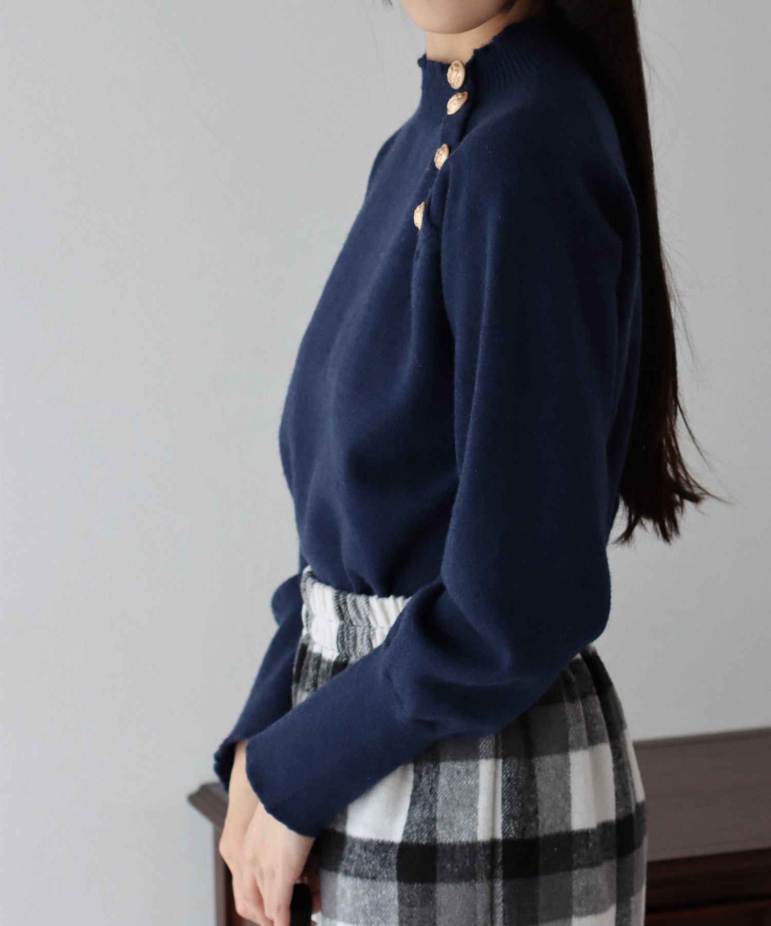 日本 BLUE EAST - 小圓金釦立領薄針織上衣-米杏