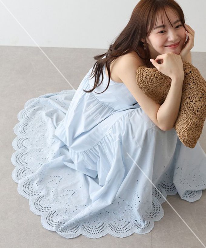 日本 BLUE EAST - 精緻雕花下擺迷人細肩帶洋裝-白