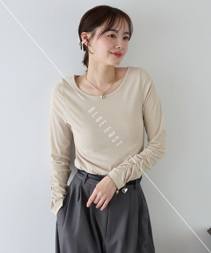 日本 BLUE EAST - 個性皺褶顯瘦U領合身長袖上衣-咖啡