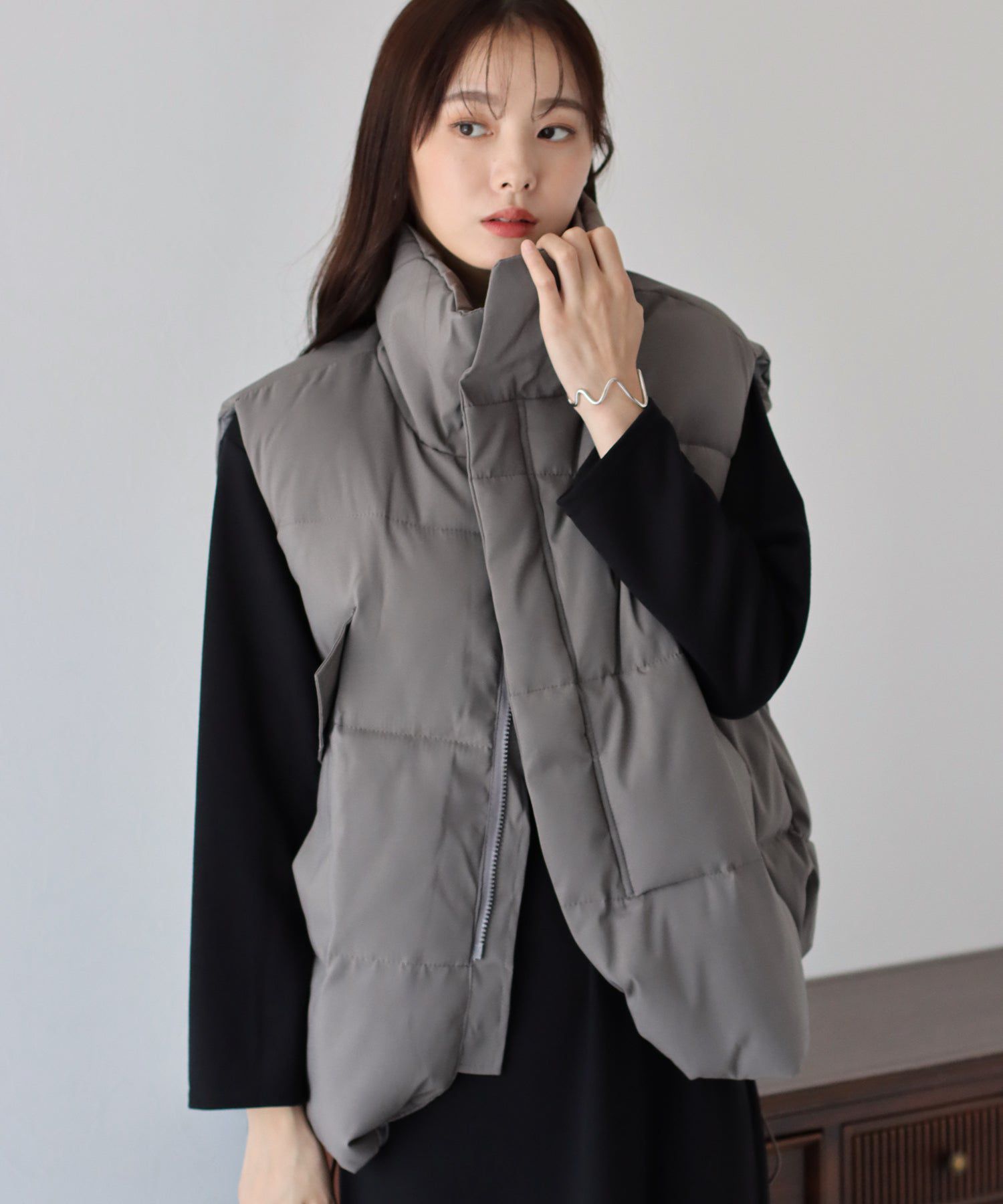 日本 BLUE EAST - 高領防風保暖鋪棉背心-深灰