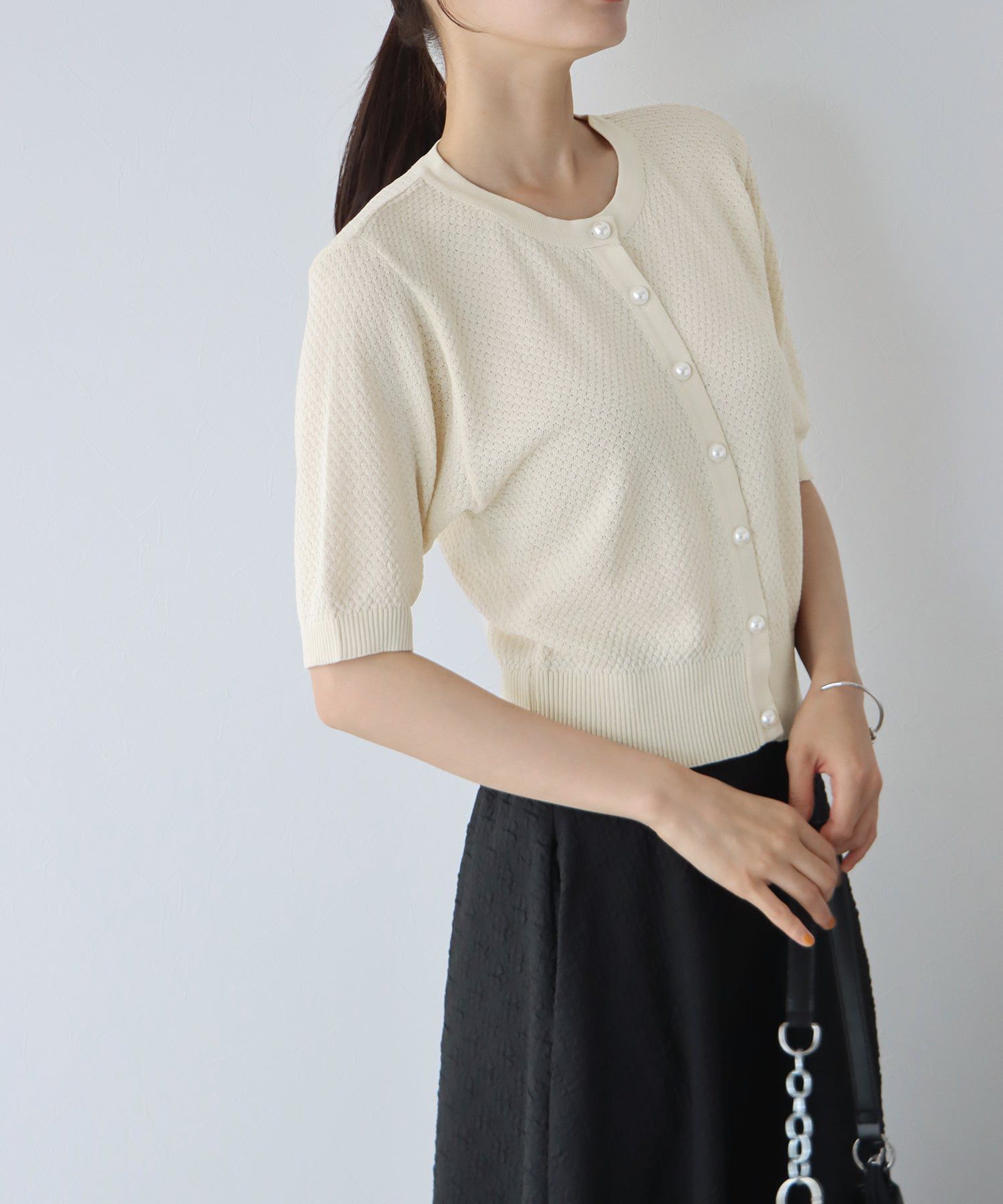 日本 BLUE EAST - 優雅圓領珍珠扣五分袖上衣-深可可