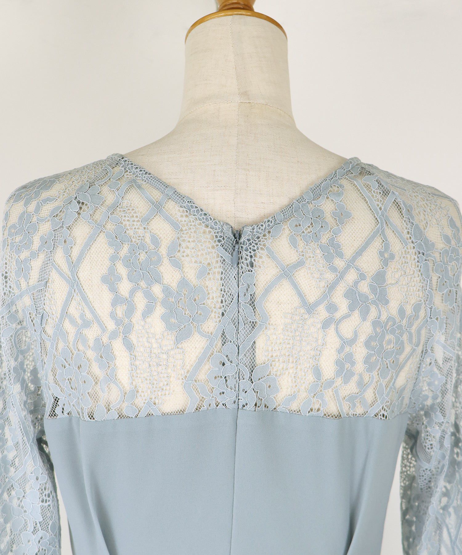 日本 BLUE EAST - 優雅V領蕾絲袖拼接洋裝-經典黑