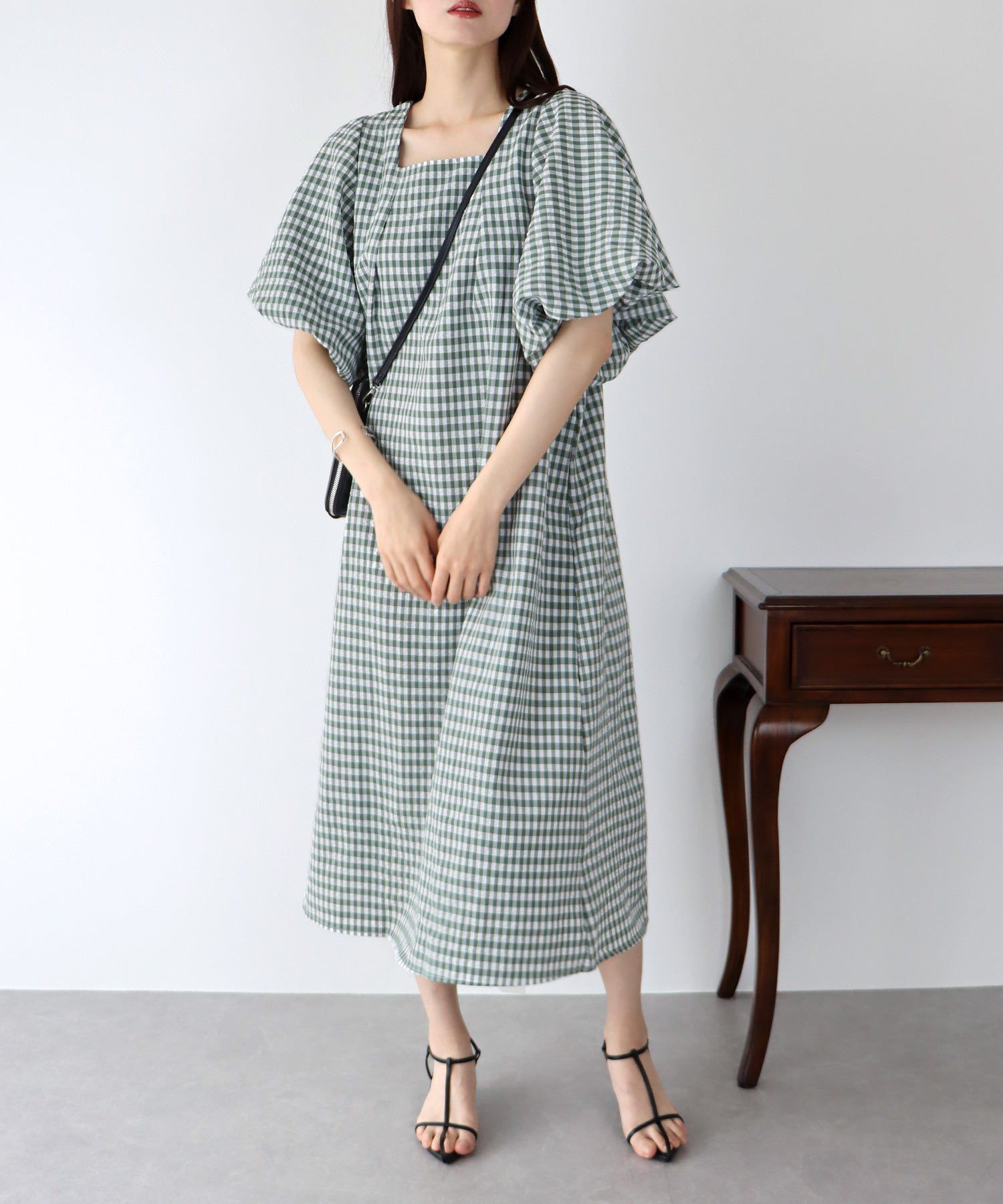 日本 BLUE EAST - 文藝方領大泡泡袖洋裝-格紋-黑