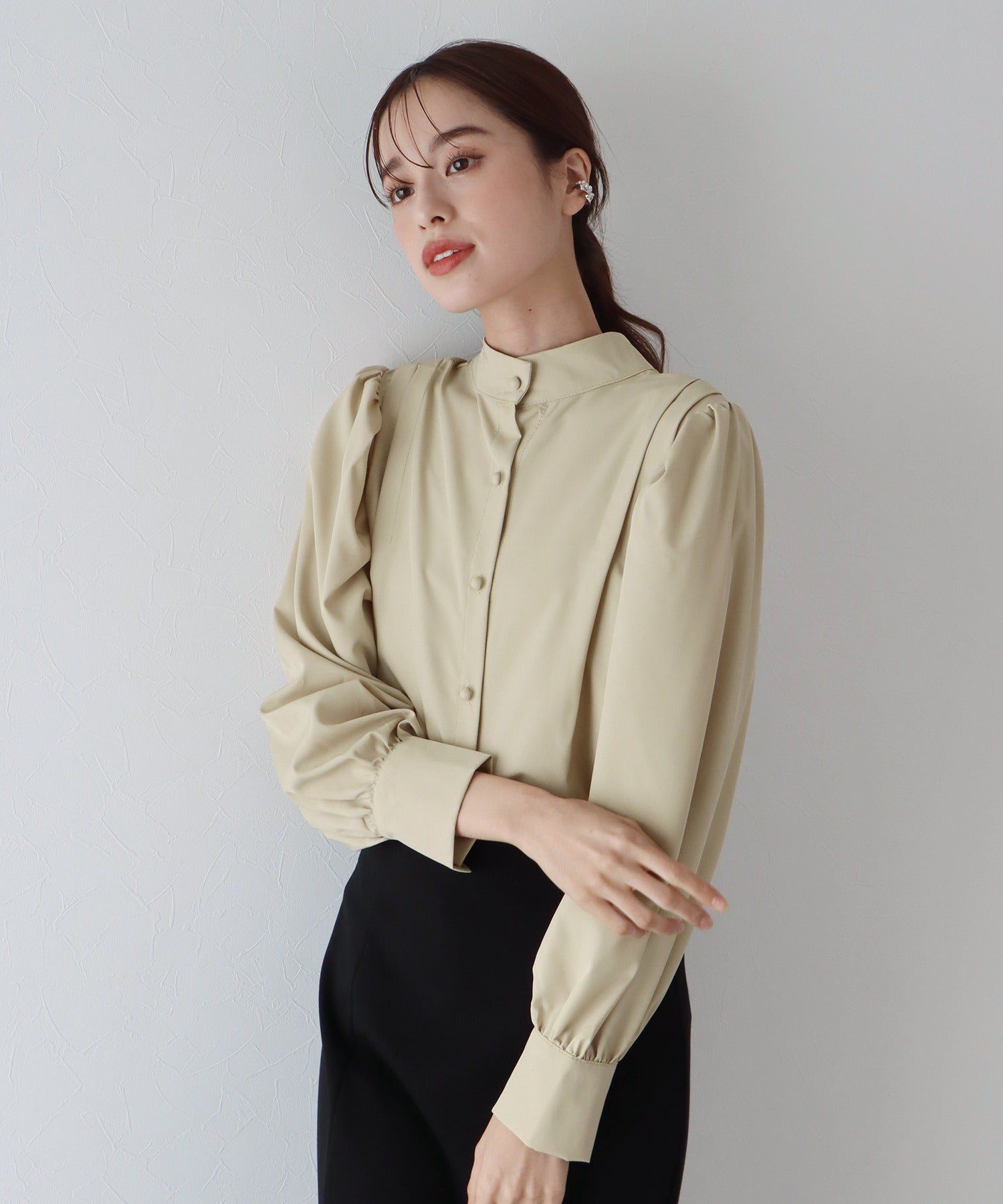 日本 BLUE EAST - 文藝氣質打摺長袖襯衫-米杏