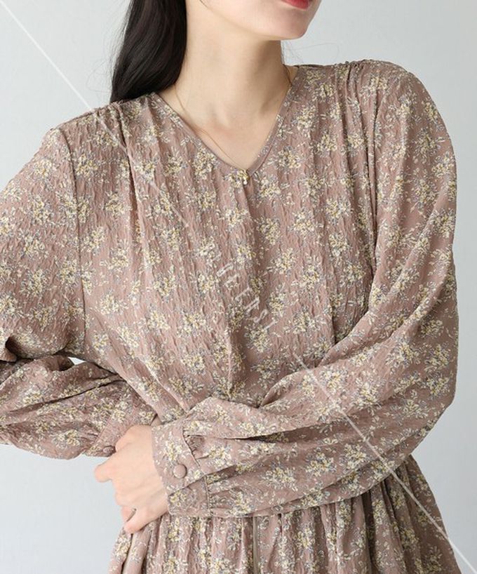 日本 BLUE EAST - 成熟花卉飄逸感V領長袖洋裝-摩卡