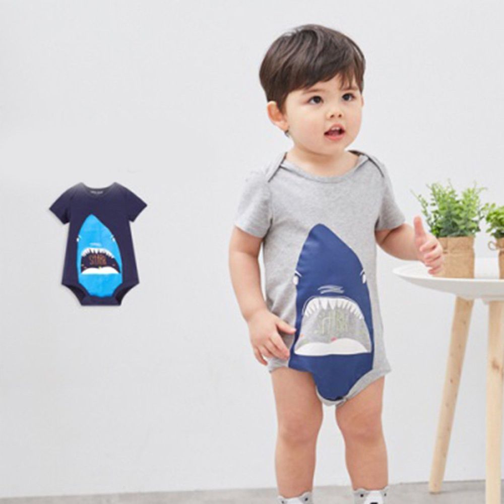 麗嬰房 Little moni - 鯊魚印圖短袖包屁衣-深藍