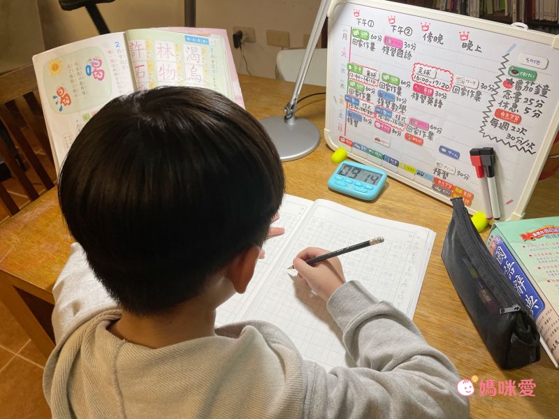 【日本SONiC 】一秒挺胸直腰！兒童學習椅墊Ｘ專注力時鐘新登場