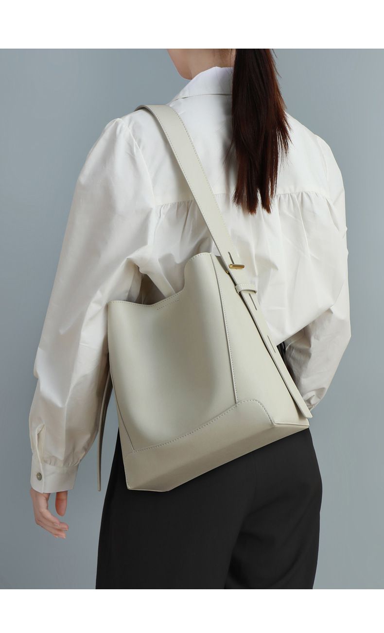 真皮大容量水桶包(加寬背帶)-棕色 (26x25.5x10.5cm)