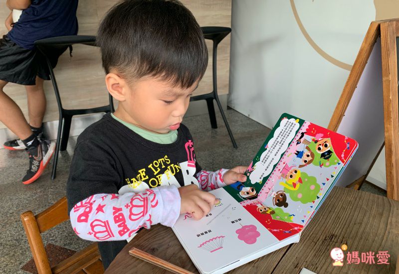 1歲就能玩【按壓音樂繪本】收錄經典聖誕樂曲、感受佳節氣氛！