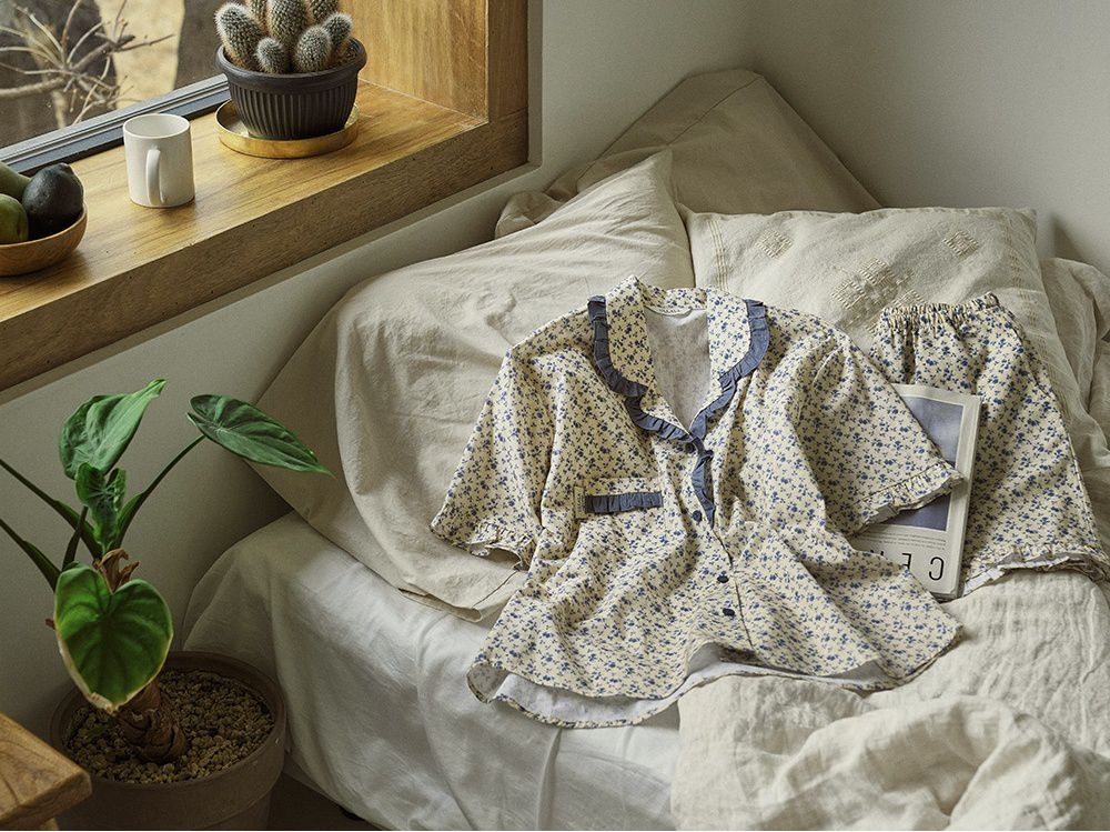 韓國 ULLALA - 玫瑰印花短袖睡衣(兩件式)-藍玫瑰 (FREE)