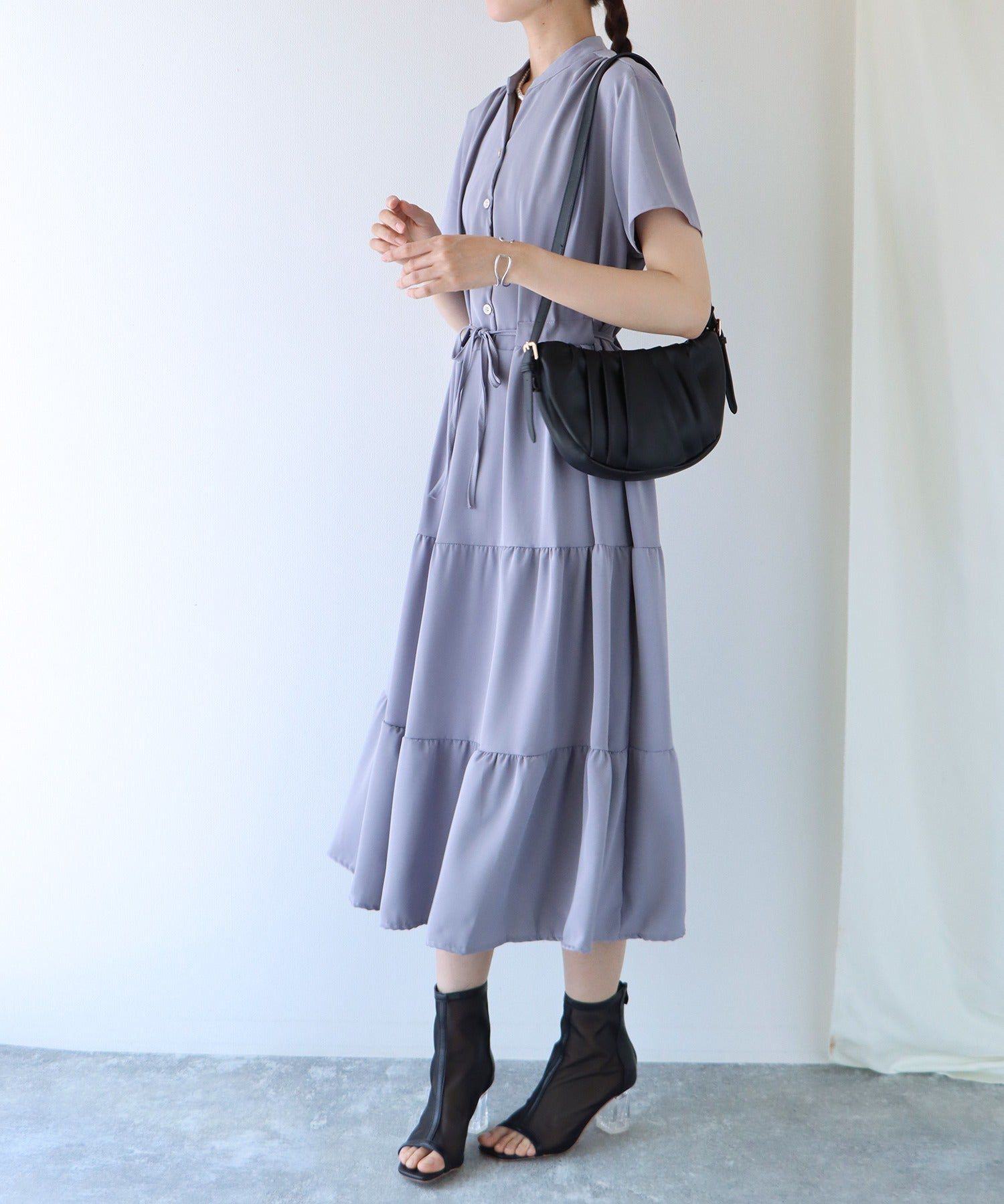 日本 BLUE EAST - 氣質小V領排釦短袖洋裝-碎花-深藍 (M(Free))