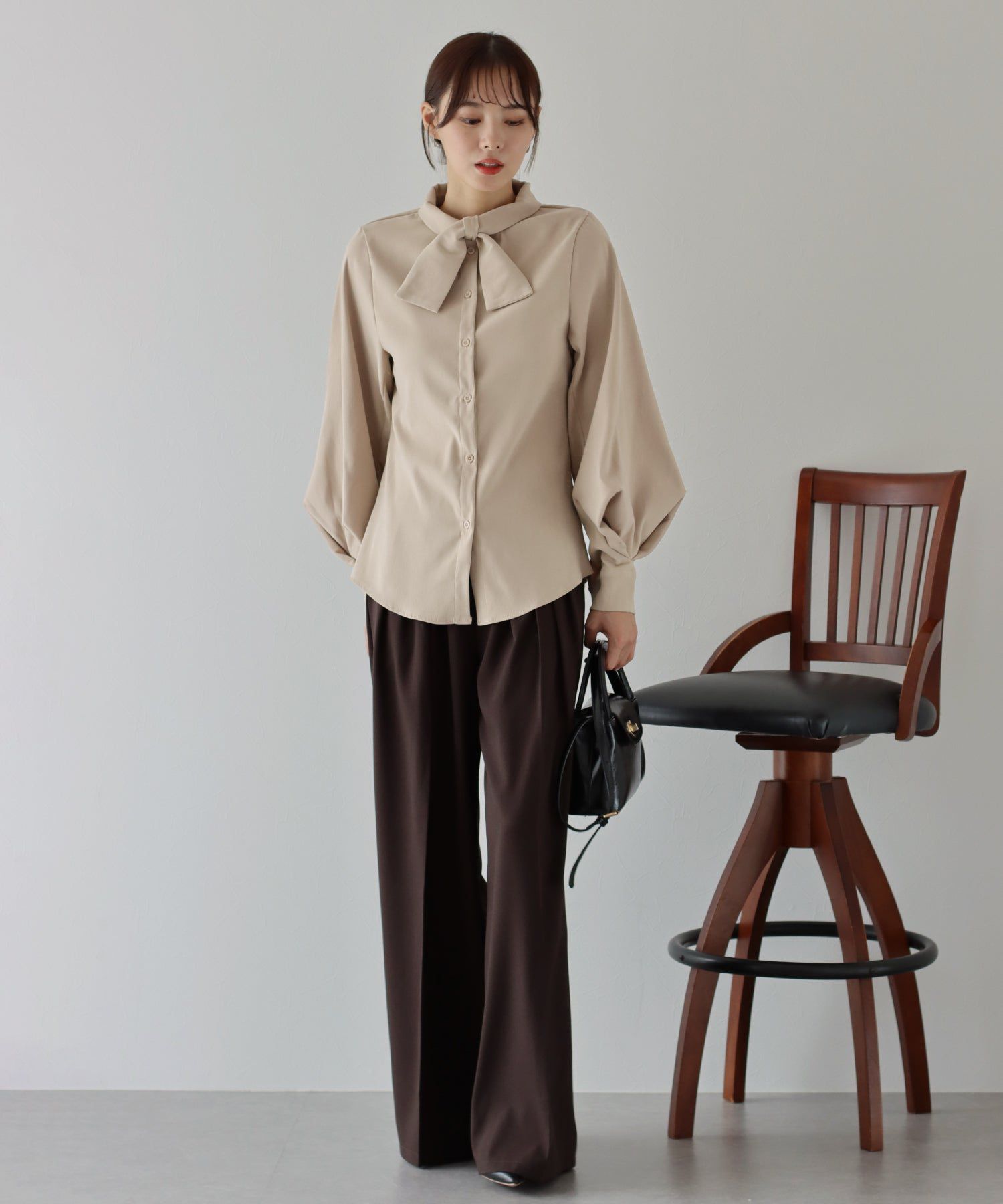 日本 BLUE EAST - 柔美扭結氣球長袖襯衫-黑