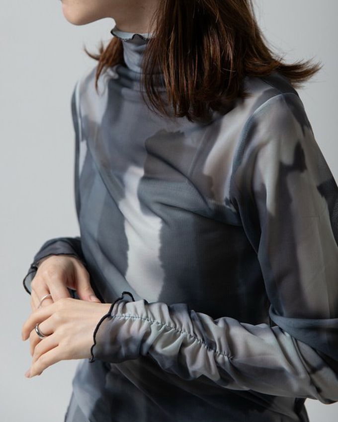 日本 gleam - 水彩畫風透膚皺摺高領長袖上衣-米棕x撞色系