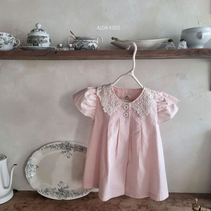 韓國 AIDA - 花紋雕飾領泡泡袖連身洋裝-淺粉