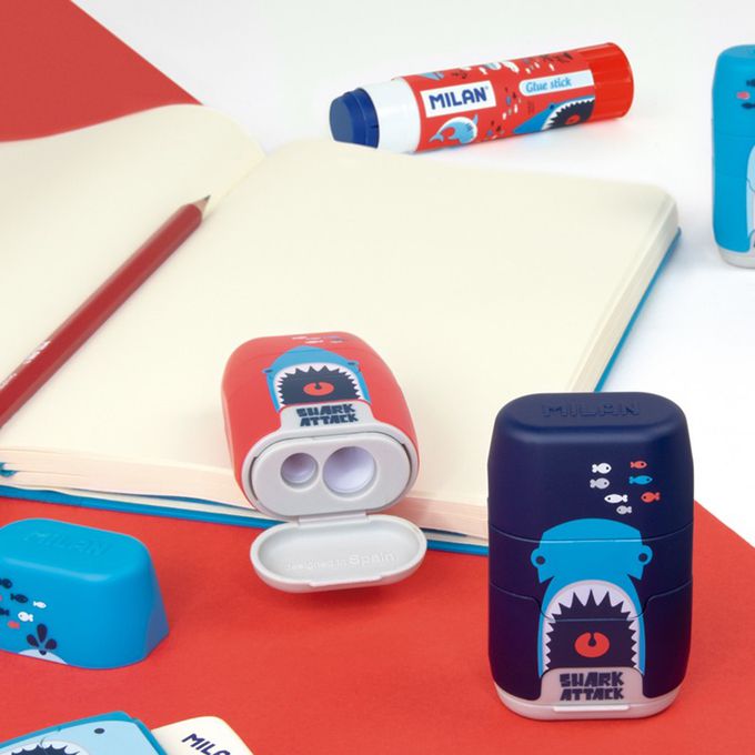 MILAN - 美勞用品組-口袋型無毒粗款蠟筆(12色)+小瓢蟲學童安全可攜式剪刀(含刀柄套)_黃色+兒童專用變色口紅膠_鯊客嘟嘟