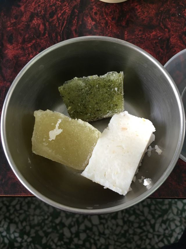 我家寶寶現在8個月的一餐
燕麥粥➕高麗菜泥➕花椰菜泥
