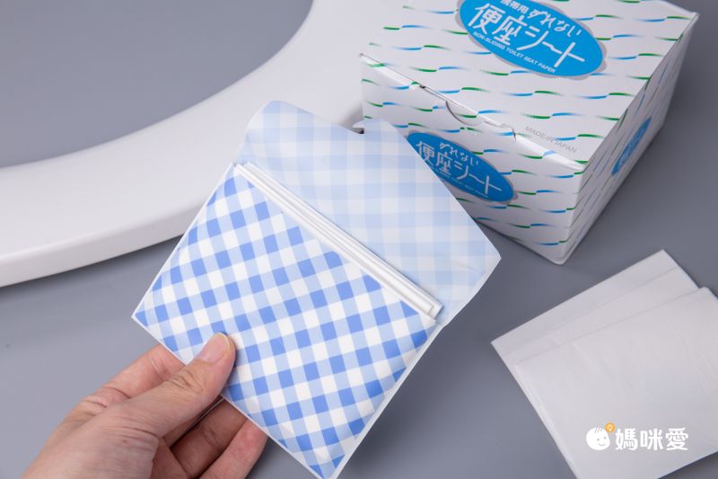 日本代購 - 日本製黏貼式馬桶坐墊紙(內附贈隨身收納包) (38x43cm)-70枚/盒
