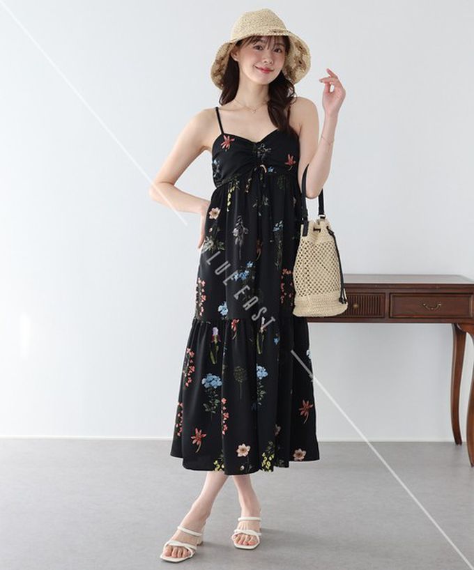 日本 BLUE EAST - 優雅皺摺度假花卉吊帶洋裝-黑 (M)
