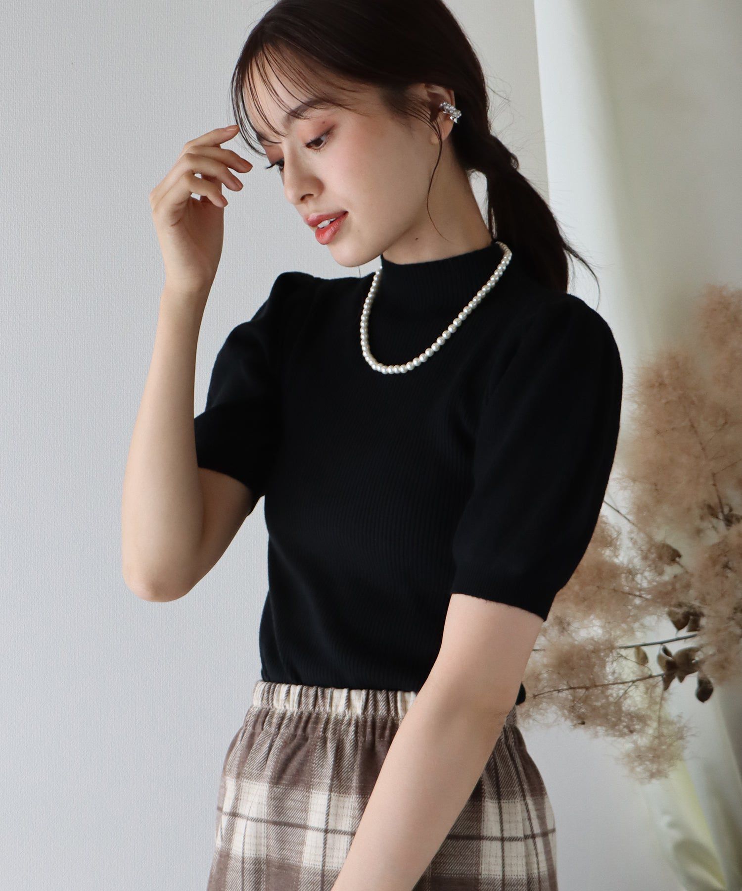 日本 BLUE EAST - 甜美彈性羅紋泡泡袖上衣-咖啡