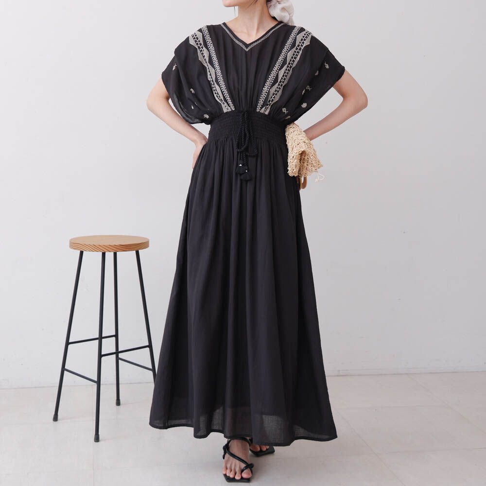 100%印度棉 素雅刺繡收腰短袖洋裝-黑