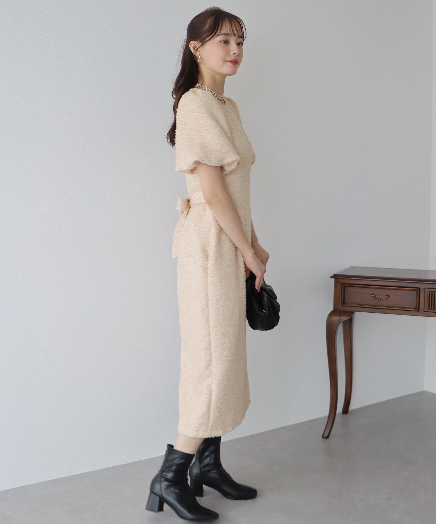 日本 BLUE EAST - 時尚抽鬚後綁帶泡泡袖洋裝-米杏