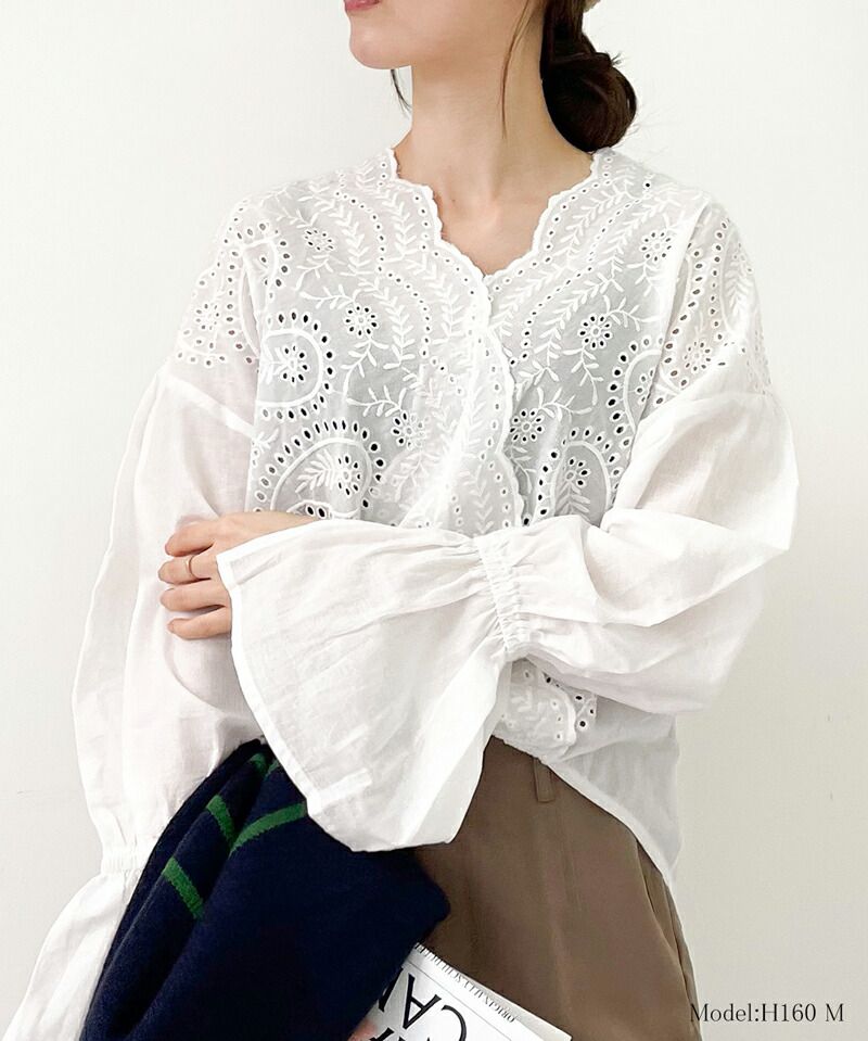 日本 Classical Elf - 小清新花朵領雕花長袖上衣-摩卡