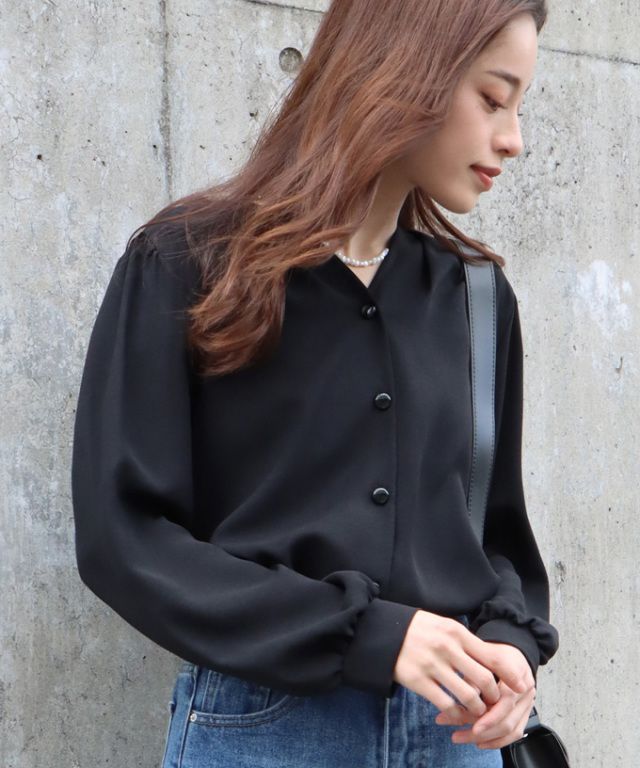 日本 BLUE EAST - 柔美光澤V領長袖襯衫-奶油白