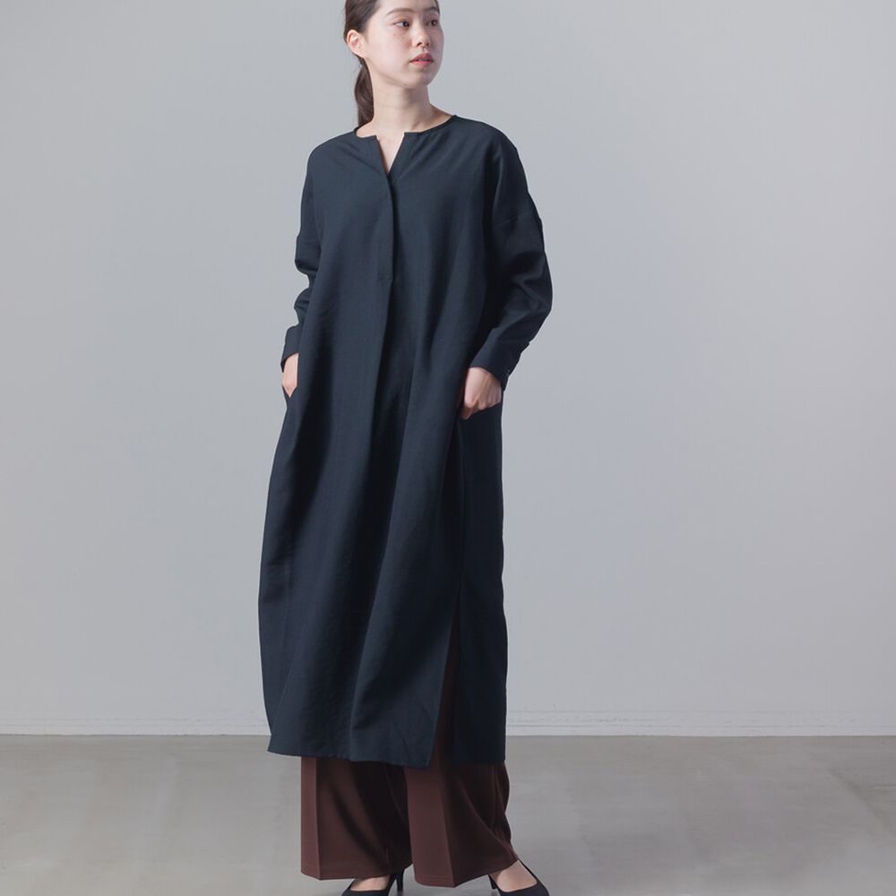 日本 OMNES - 氣流染加工不易皺小圓V領長袖洋裝-匙尚黑 (Free size)