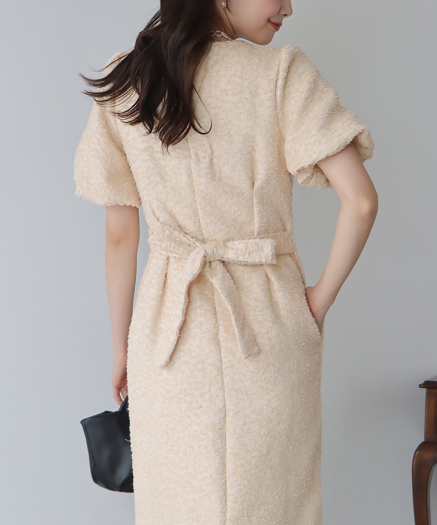 日本 BLUE EAST - 時尚抽鬚後綁帶泡泡袖洋裝-米杏