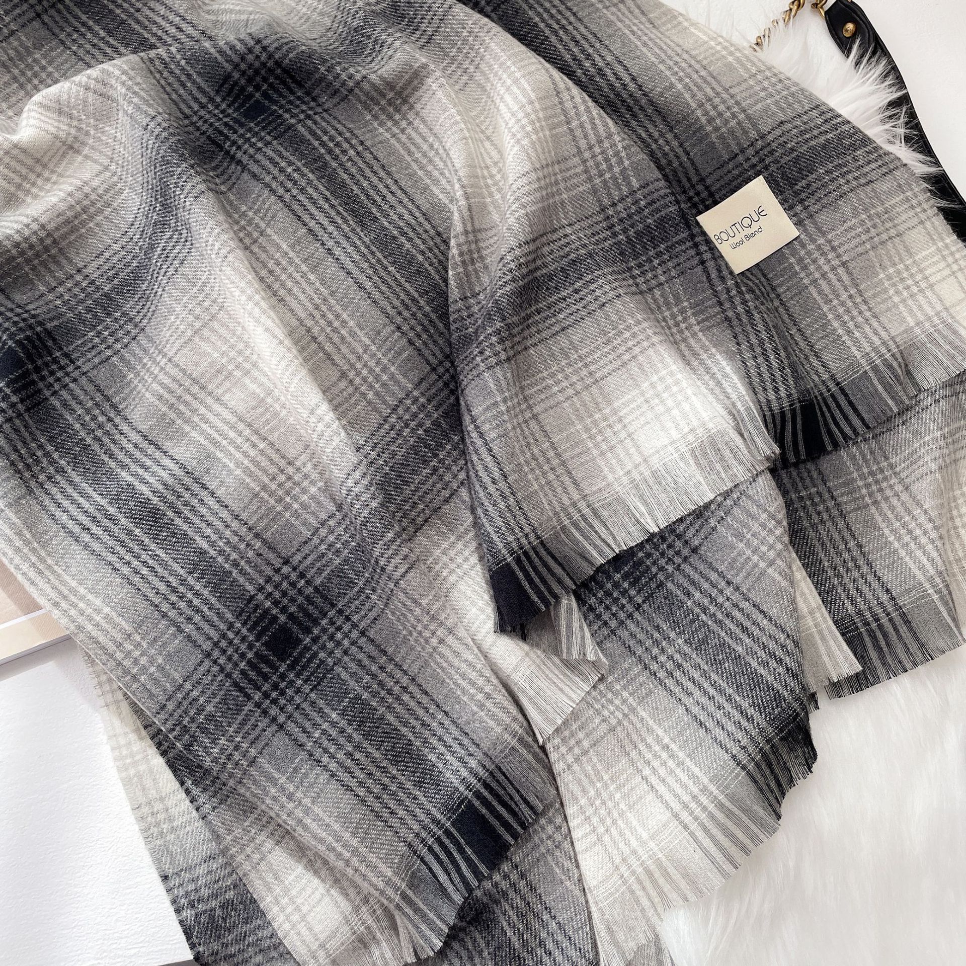 編媽精選 - 柔暖羊毛混棉細針織圍巾-漸層黑白 (208x73cm)