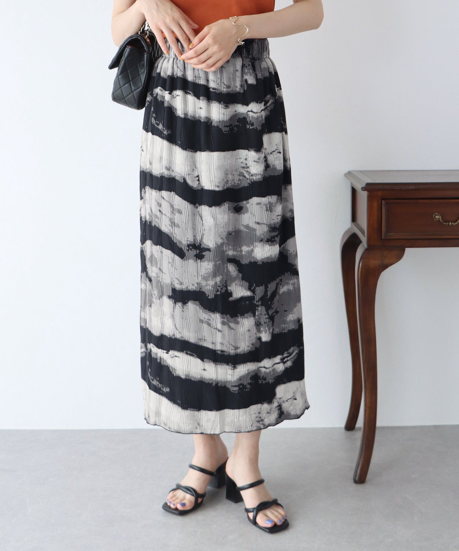 日本 BLUE EAST - 優美渲染修身長裙-黑