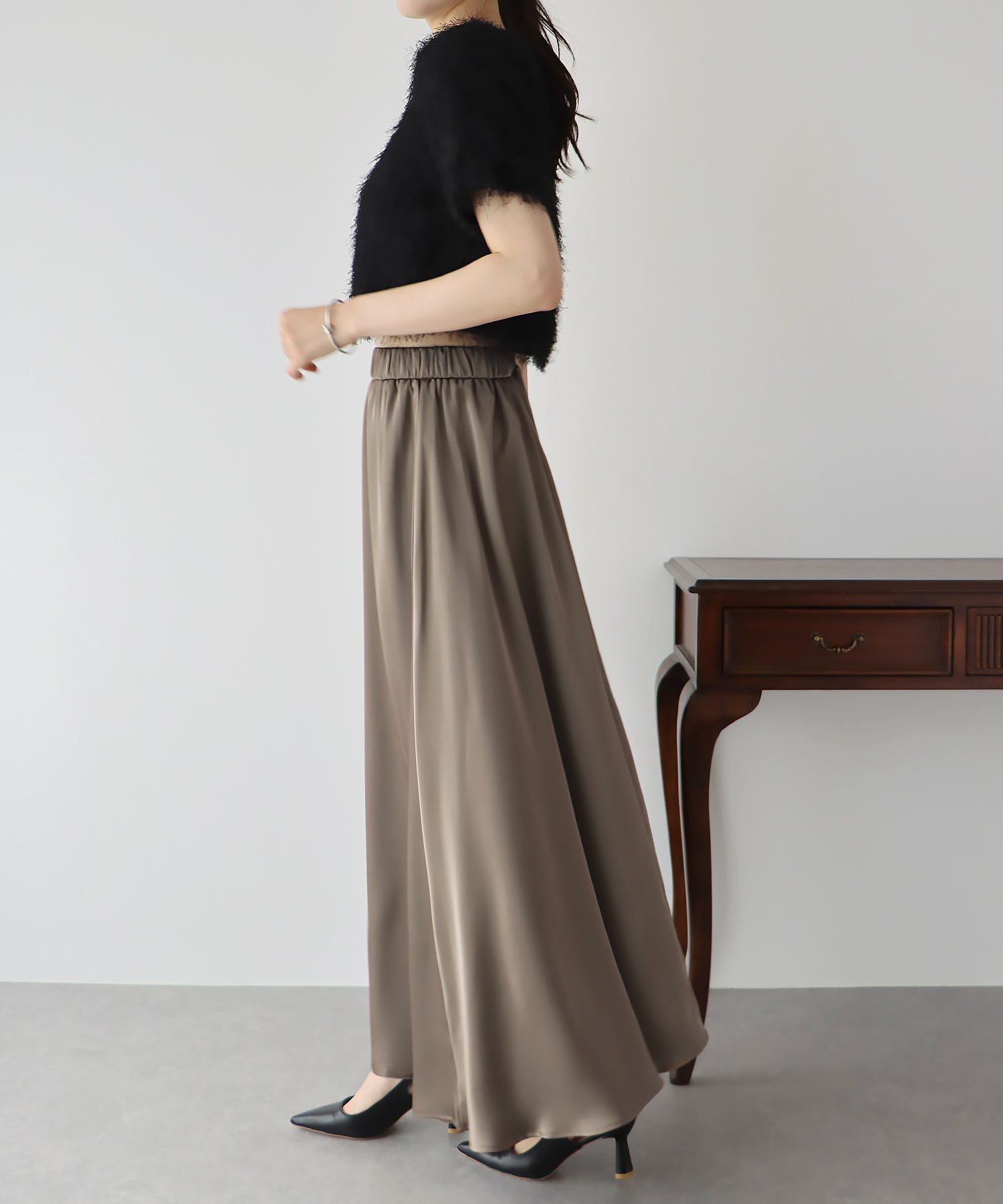 日本 BLUE EAST - 柔軟緞面光澤修身長裙-淺米杏