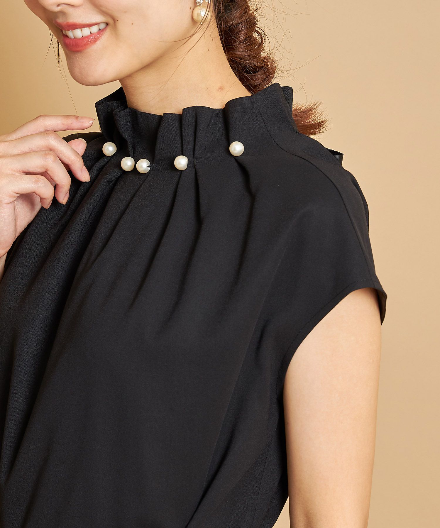 日本 tocco-closet - 高雅珍珠皺摺簡約洋裝-知性黑