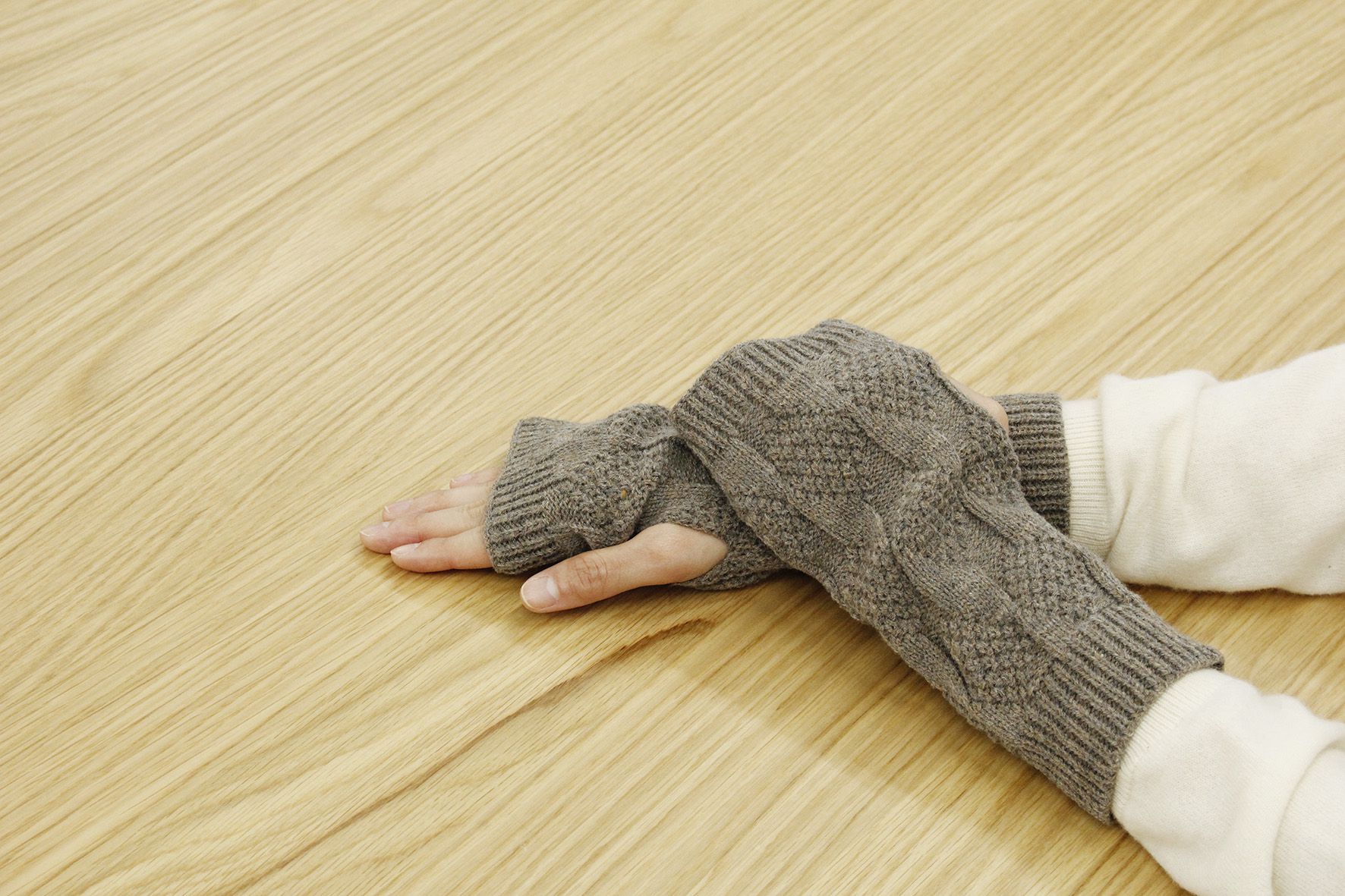 日本 AUBE - 編織紋保暖半截手套-摩卡