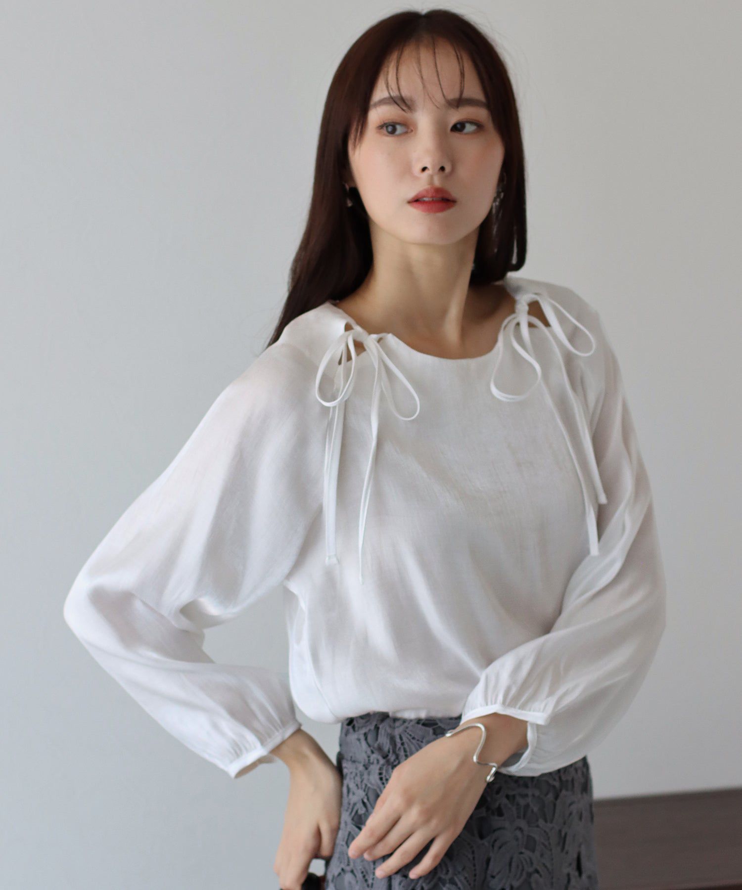 日本 BLUE EAST - 柔美前綁帶薄長袖上衣-黑