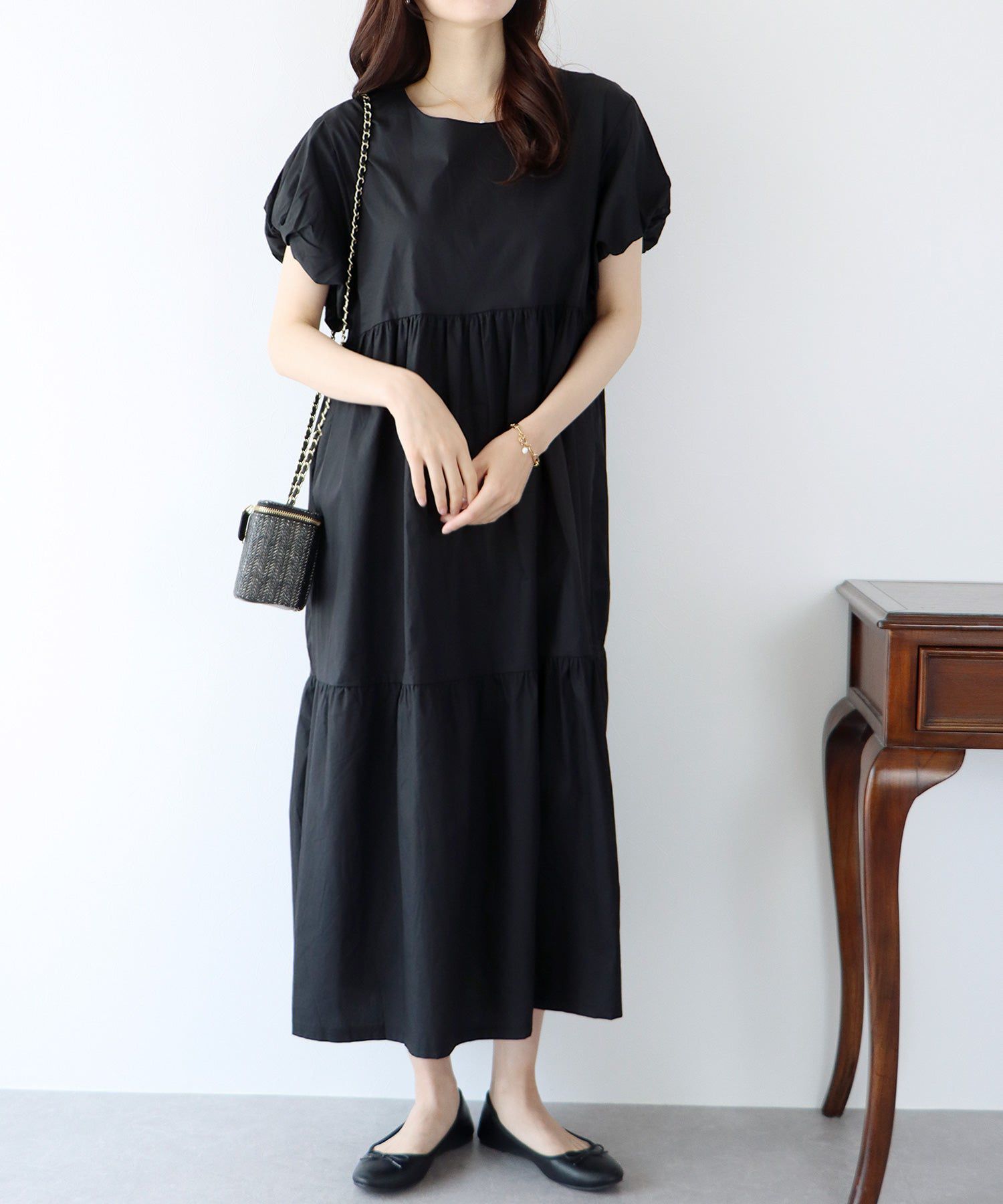 日本 BLUE EAST - 優雅的她泡泡袖洋裝-經典黑