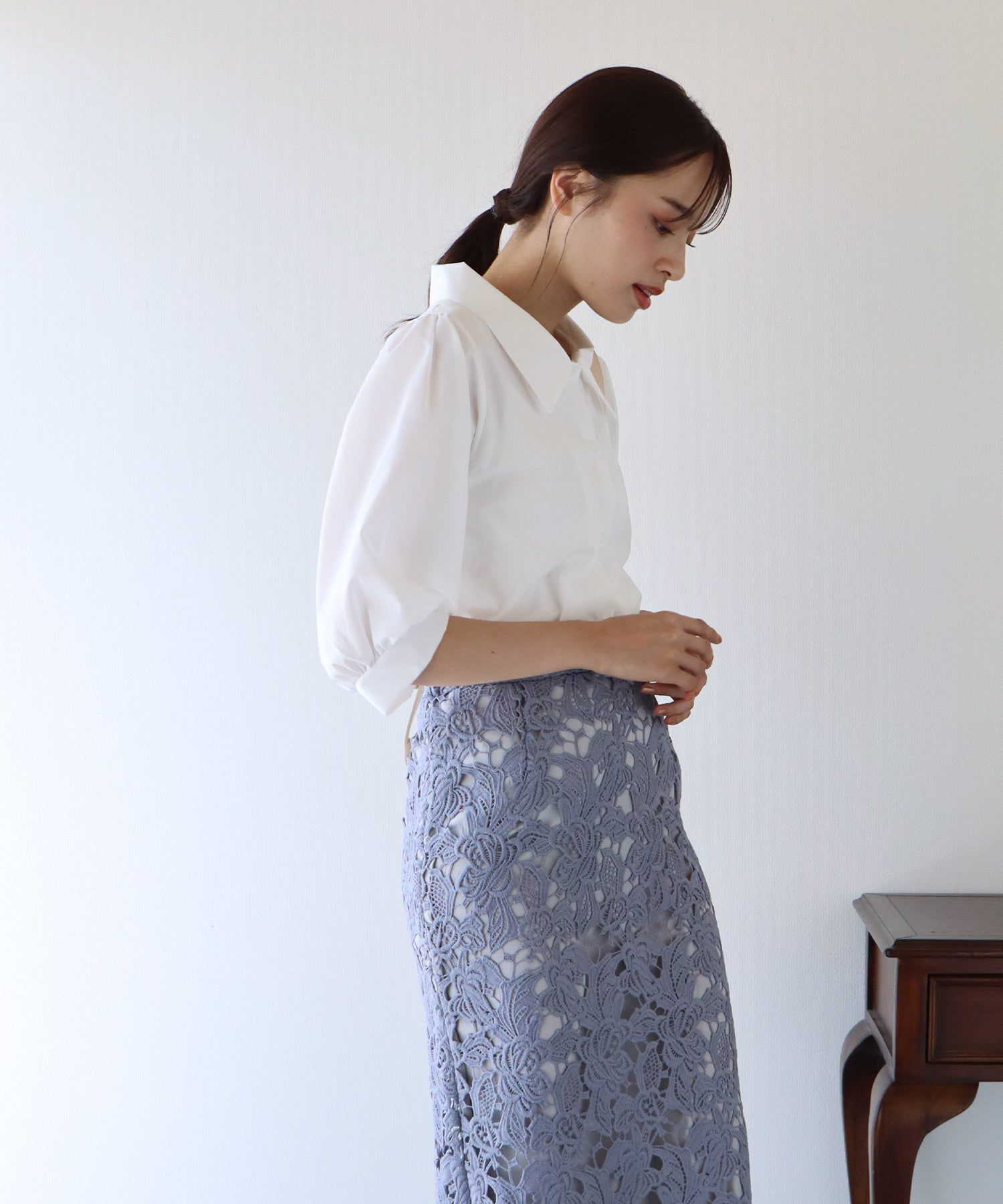 日本 BLUE EAST - 百搭翻領澎澎袖襯衫-直條紋-水藍