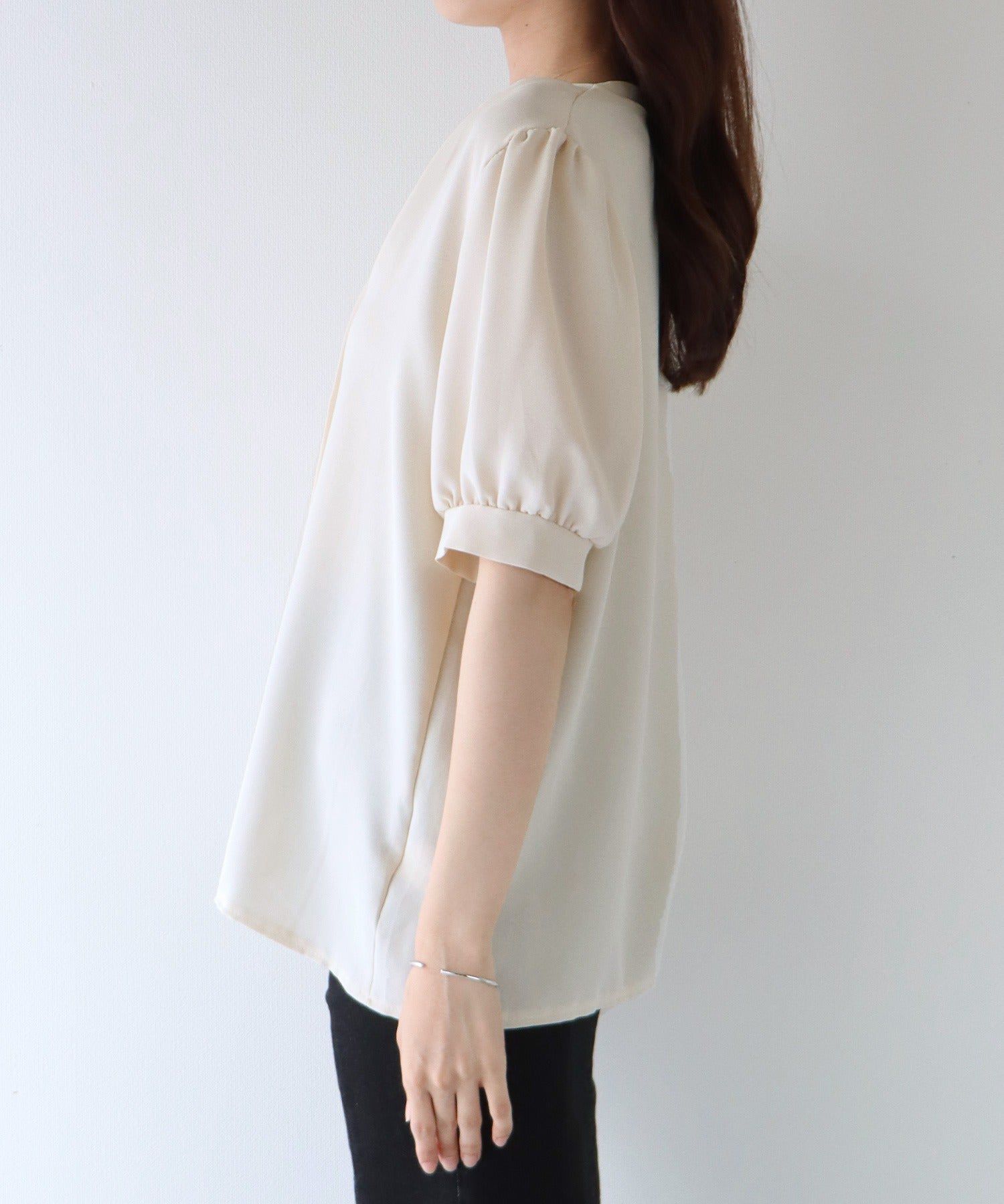 日本 BLUE EAST - 氣質V領珍珠釦短袖襯衫-淺米杏