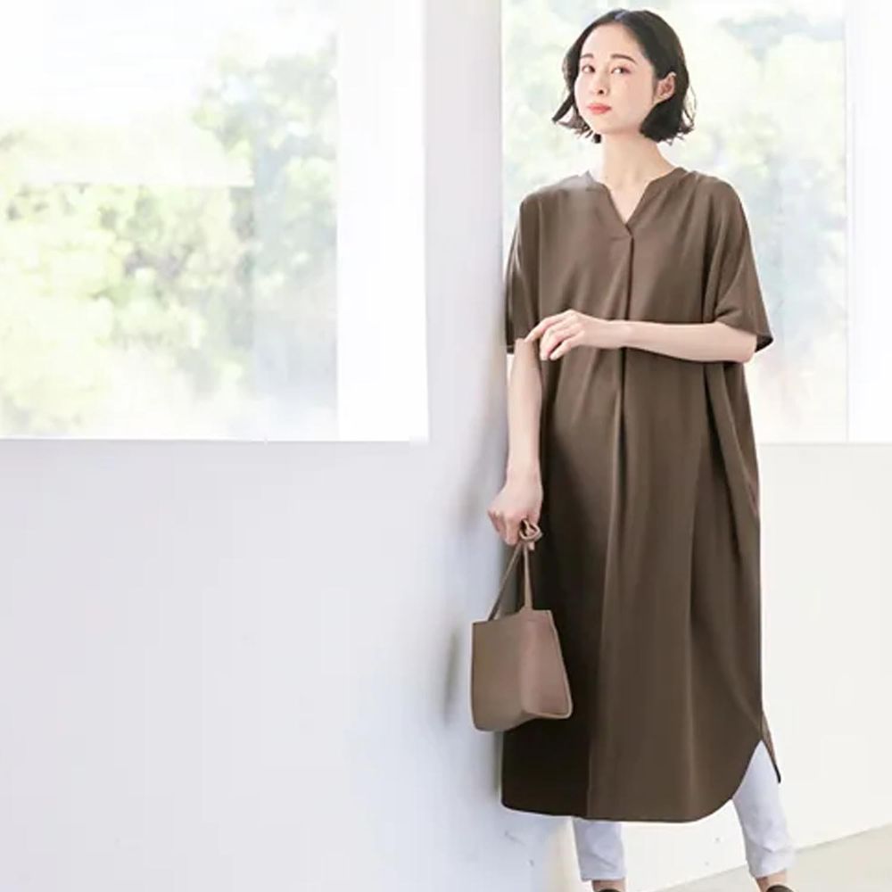 日本 BELLUNA - 防曬涼感 舒適小V領休閒短袖洋裝-摩卡棕